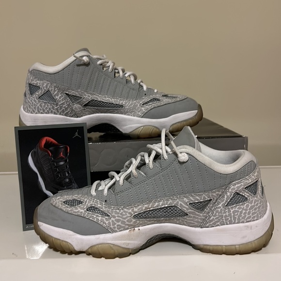 Athletic_Shoes